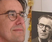 Barry Stevens muestra foto de su padre biologico Bertold Wiesner (foto: Daily Mail).