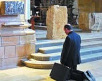 Mons. Josu00e9 Ignacio Munilla delante del sagrario (foto Obispado de San Sebastiu00e1n)