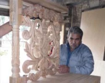 Alberto Ramos, carpintero que elabora el reclinatorio que usaru00e1 el Papa (foto Rosa Maru00eda Ordaz / ACI Prensa)