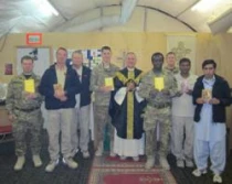 El P. David Smith con algunos soldados (Foto: AIN)