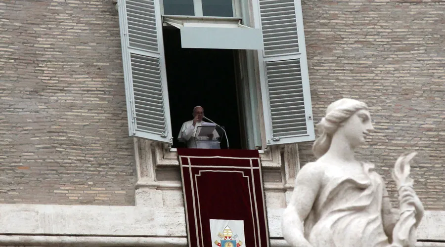 El Papa en el Ángelus da las claves para lograr la paz y que 2016 sea “un poco mejor”