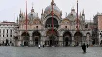Imagen de la basílica de San Marcos en Venecia durante la época de inundaciones