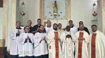 Cardenal Robert Sarah en su primera Misa en Mu00e9xico en la parroquia la Fama, acompau00f1ado de seminaristas. Cru00e9dito: Ana Paula Morales/ACI Prensa   