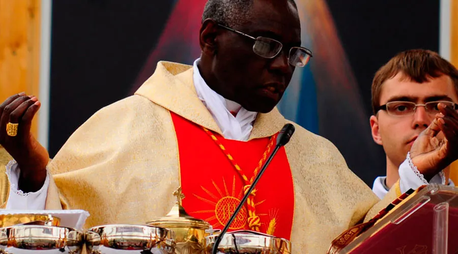 Cardenal Sarah propone importante cambio para la Misa desde Adviento