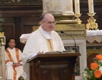 Cardenal Angelo Comastri en la iglesia San Lorenzo
