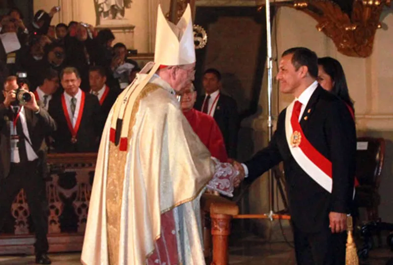 Cardenal Juan Luis Cipriani saluda a presidente Ollanta Humala. Foto: Arzobispado de Lima