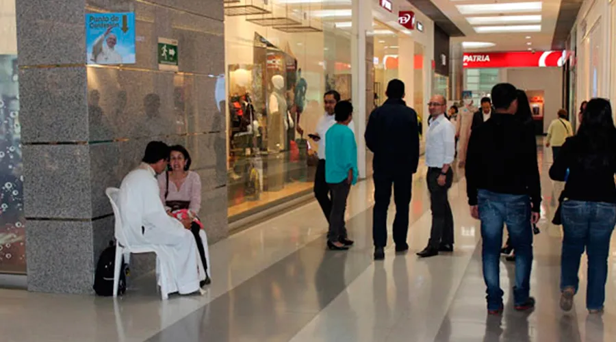 350 sacerdotes sorprendieron a colombianos al ir a centro comercial y ofrecer confesiones
