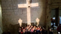 Cruz de luz proyectada sobre la fachada de la iglesia en Callosa de Segura. Foto: Plataforma Ciudadana en Defensa de la Cruz. 