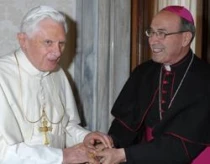 El Delegado Pontificio para la Legiu00f3n, Mons. De Paolis, con el Papa Benedicto