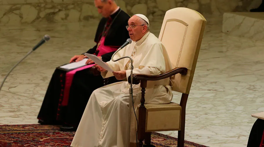 Papa Francisco: La misericordia sale del corazón y llega a las manos en obras