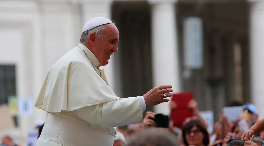 Papa Francisco: Dios regala los carismas a la Iglesia para ponerlos al servicio de todos, sin envidias ni celos