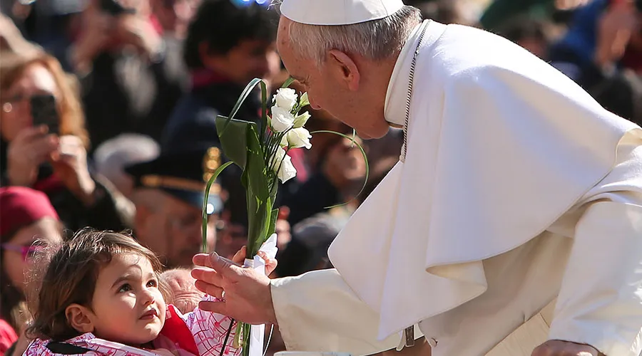 El Papa Francisco enseña los tres “verbos del Pastor”: Ver, tener compasión y enseñar