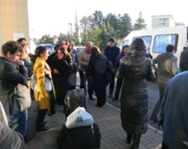 Algunos de los sobrevivientes de la masacre en Irak se despiden en el Policlu00ednico Gemelli en Roma