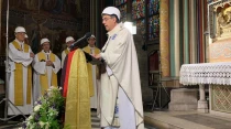 Mons Michele Aupetit, Arzobispo de Paris, durante la celebraciu00f3n de la Misa en la Catedral de Notre Dame. Cru00e9dito: Twitter Mons. Aupetit 