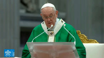 El Papa Francisco lee su homilu00eda. Foto: Vatican Media / Captura de pantalla