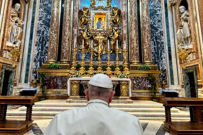 El Papa Francisco encomienda su viaje a la JMJ ante la Virgen de Santa María la Mayor