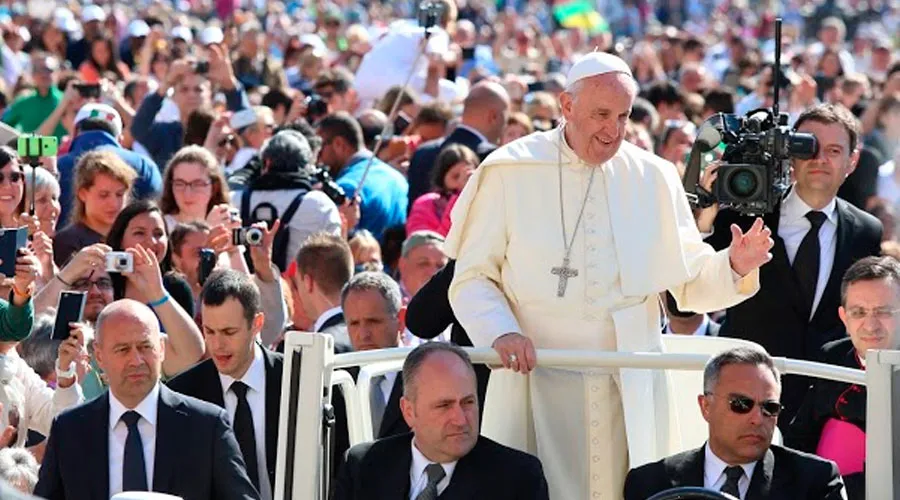 Papa Francisco: Dios no descarta a ninguna persona, Él ama a todos