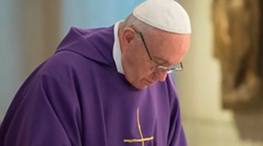 El católico que olvida la Palabra de Dios se vuelve un católico ateo, advierte el Papa