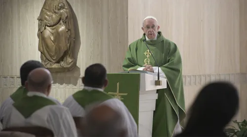 El Papa señala las tres características en las que se sostiene la autoridad del sacerdote