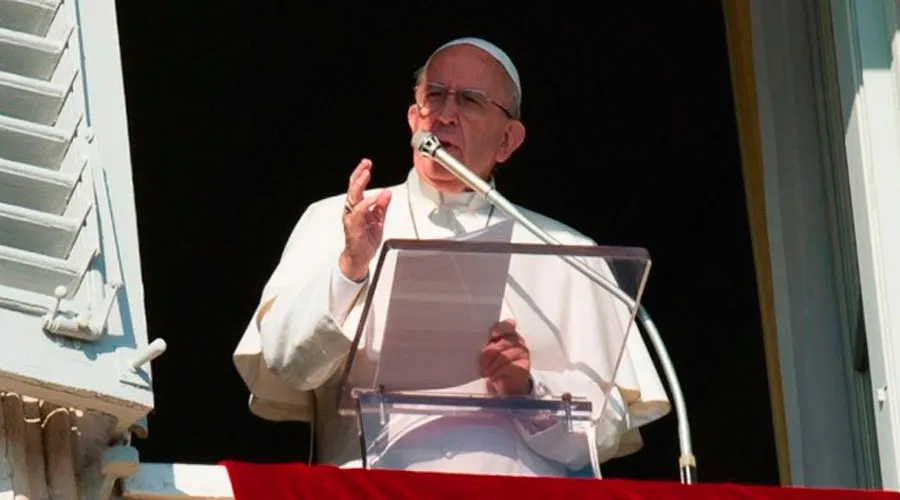 Ángelus: Papa Francisco explica qué significa “cargar la cruz” y seguir a Cristo