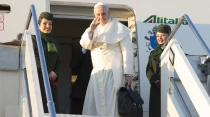 El Papa Francisco accede al aviu00f3n papal. Foto: Vatican Media