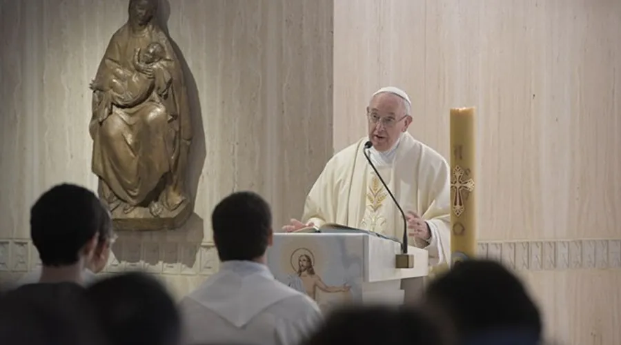 Papa Francisco: Dios siempre sorprende y nos ayuda a distinguir el bien del mal