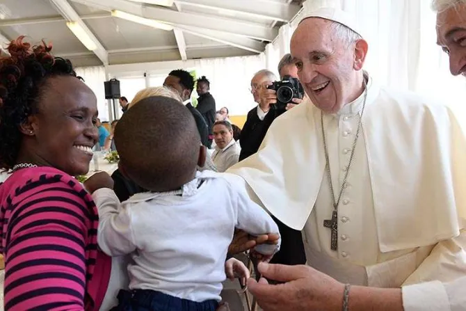 El Papa Francisco almuerza con migrantes, pobres y reclusos en Génova