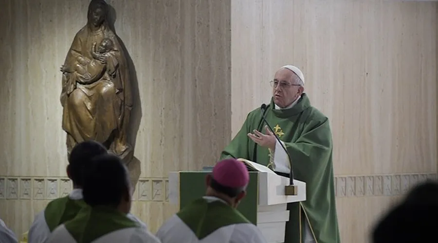 Papa Francisco: Luchemos a diario contra el "imperio de satanás" que quiere destruirnos