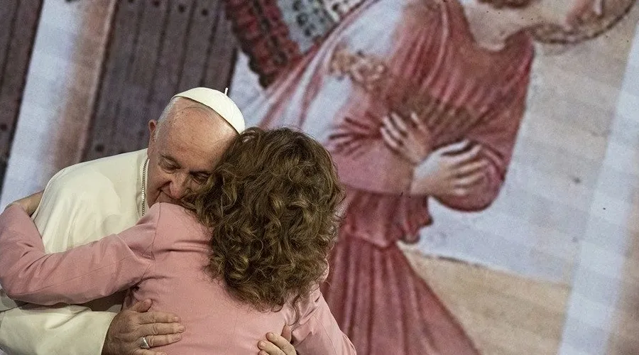 El Papa Francisco advierte que apariciones marianas no siempre son ciertas