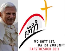 El Papa junto al logo y lema de su pru00f3xima visita a Alemania (imagen DBK)