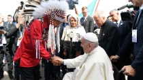 Foto referencial del Papa con jefe indu00edgena en Canadu00e1. Cru00e9dito: Vatican Media