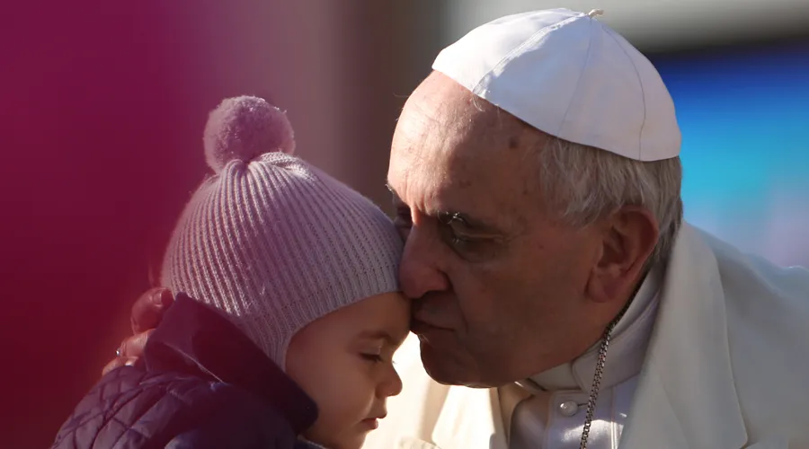 Papa Francisco: El católico debe ofrecer a los demás la medicina del amor