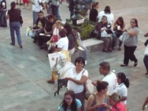 Patricia Cruz sostiene un afiche de la visita del Papa