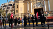 Algunos miembros de la policu00eda ante la Catedral de Piura en la ceremonia de hoy. Cru00e9dito: ANDINA