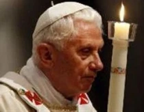 El Papa Benedicto XVI preside la Vigilia Pascual en el Vaticano