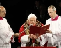 El Papa Benedicto XVI preside el Via Crucis el Viernes Santo en el Coliseo Romano