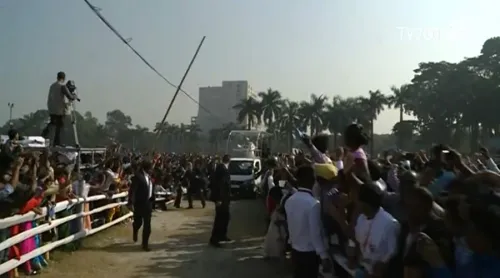 Poste eléctrico a punto de caer sobre el Papa Francisco en Bangladesh [VIDEO]