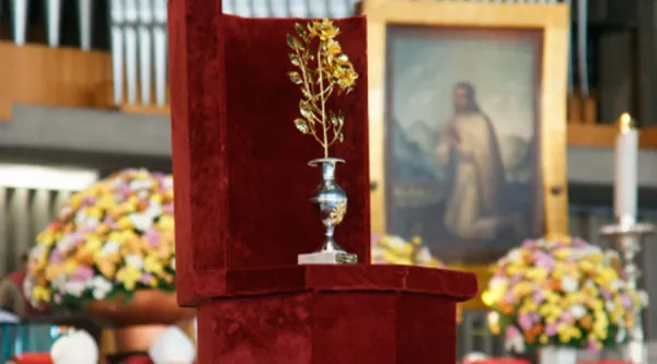 Ejemplo de la Rosa de Oro que el Papa entregó a la Virgen de Guadalupe / Crédito: Cem.Org.Mx.