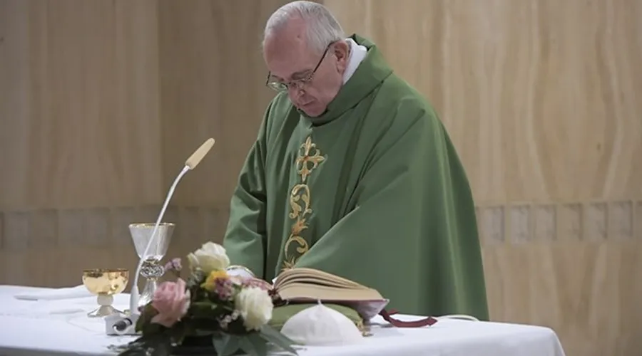 Papa Francisco: El amor es un don que se basa en la relación de un hombre y una mujer 