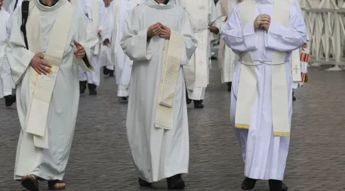 Ante falta de sacerdotes, arzobispo sugiere 