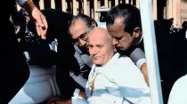 San Juan Pablo II tras el atentado en la Plaza de San Pedro hace 41 años.