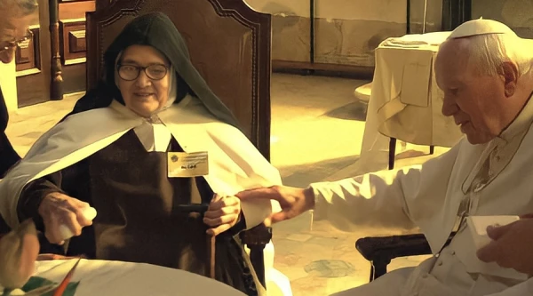 Sor Lucía junto a San Juan Pablo II (foto recortada). Crédito: Jornal O Bom Católico - Wikimedia Commons (CC BY 2.0).