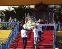 Procesiu00f3n de la Virgen de la Caridad durante la Misa papal de ayer