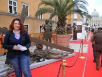 Rosa Scanella delante de algunas estaciones del Via Crucis