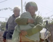 La joven con discapacidad y su bebu00e8 (foto Diario de Cuyo)