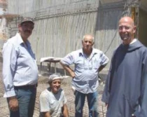 P. Jeremias Marseille con colaboradores en el lugar del nuevo monasterio (foto AIN)
