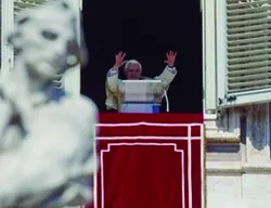 "El sacerdote es un don del Corazón de Cristo", dice el 
Papa en Ángelus