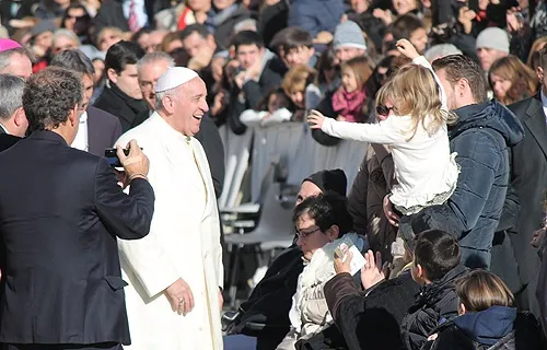 El Papa Francisco saludo a algunos fieles en la Plaza de San Pedro (Foto ACI Prensa)