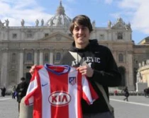 Cristiu00e1n Pineda con la camiseta del Atlu00e9tico de Madrid en la Plaza de San Pedro (foto ACI Prensa)