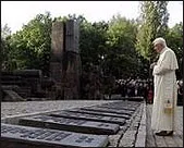 Desde Auschwitz, Benedicto XVI pide la reconciliación del mundo que sufre